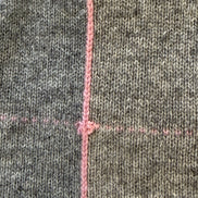 Guest In Residence, Girocollo in Cashmere Leggero con Trama Check