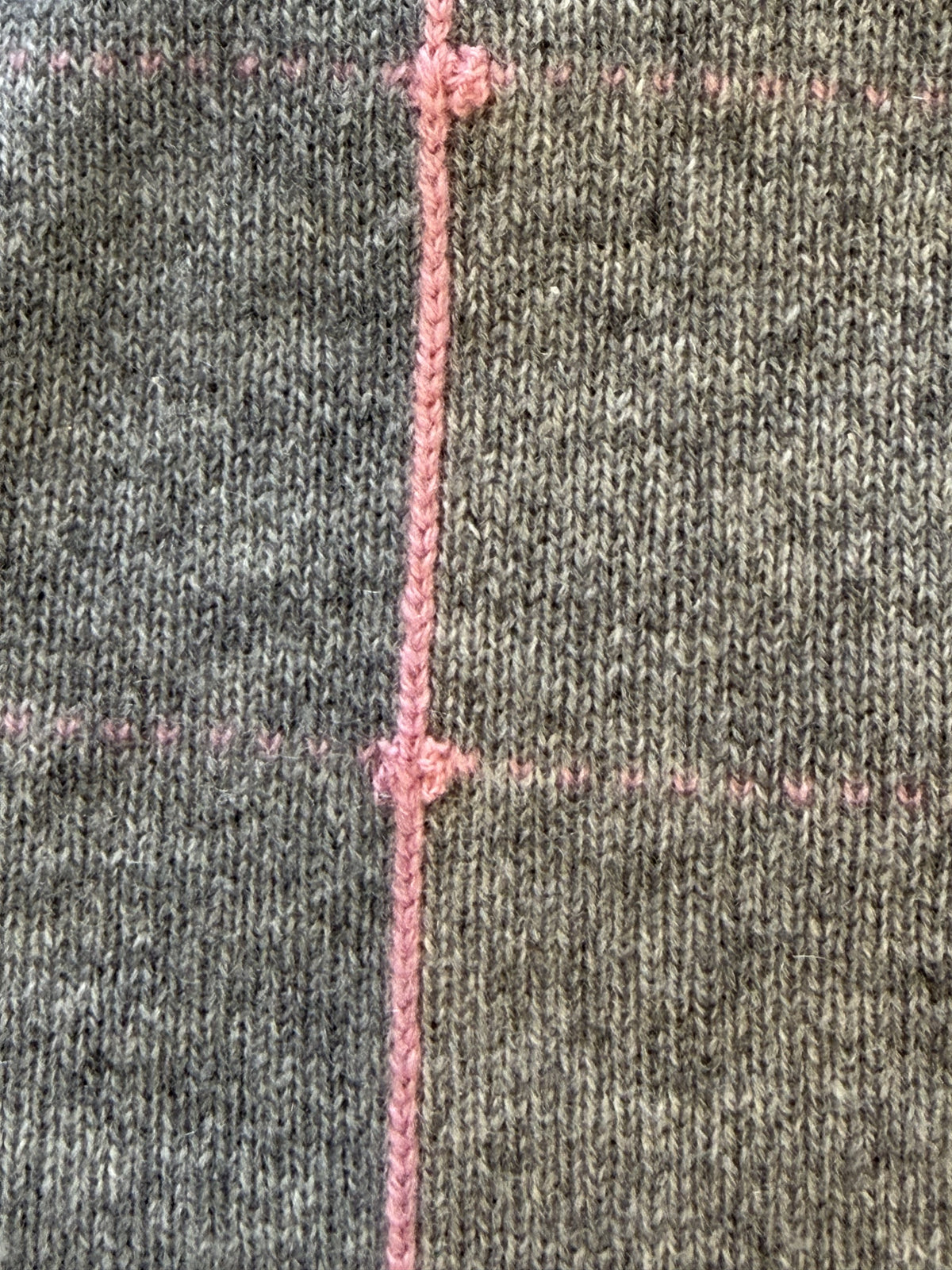 Guest In Residence, Girocollo in Cashmere Leggero con Trama Check