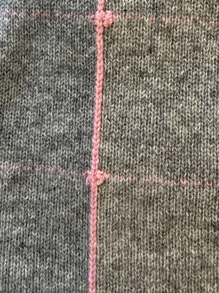 Guest In Residence, Girocollo in Cashmere Leggero con Trama Check