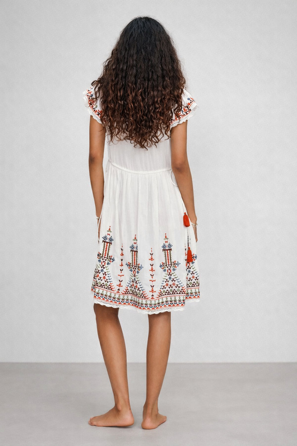MABE Apparel, Abito in Cotone con Ricami Rani