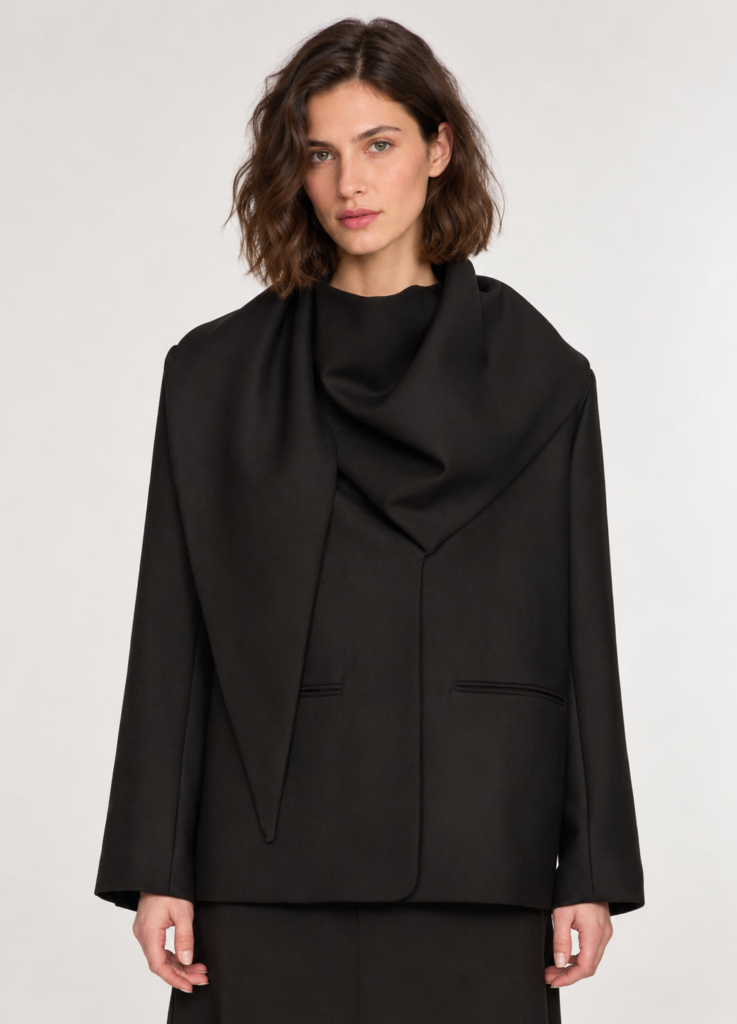 SEA NY, Blazer in lana nero con ampio foulard integrato