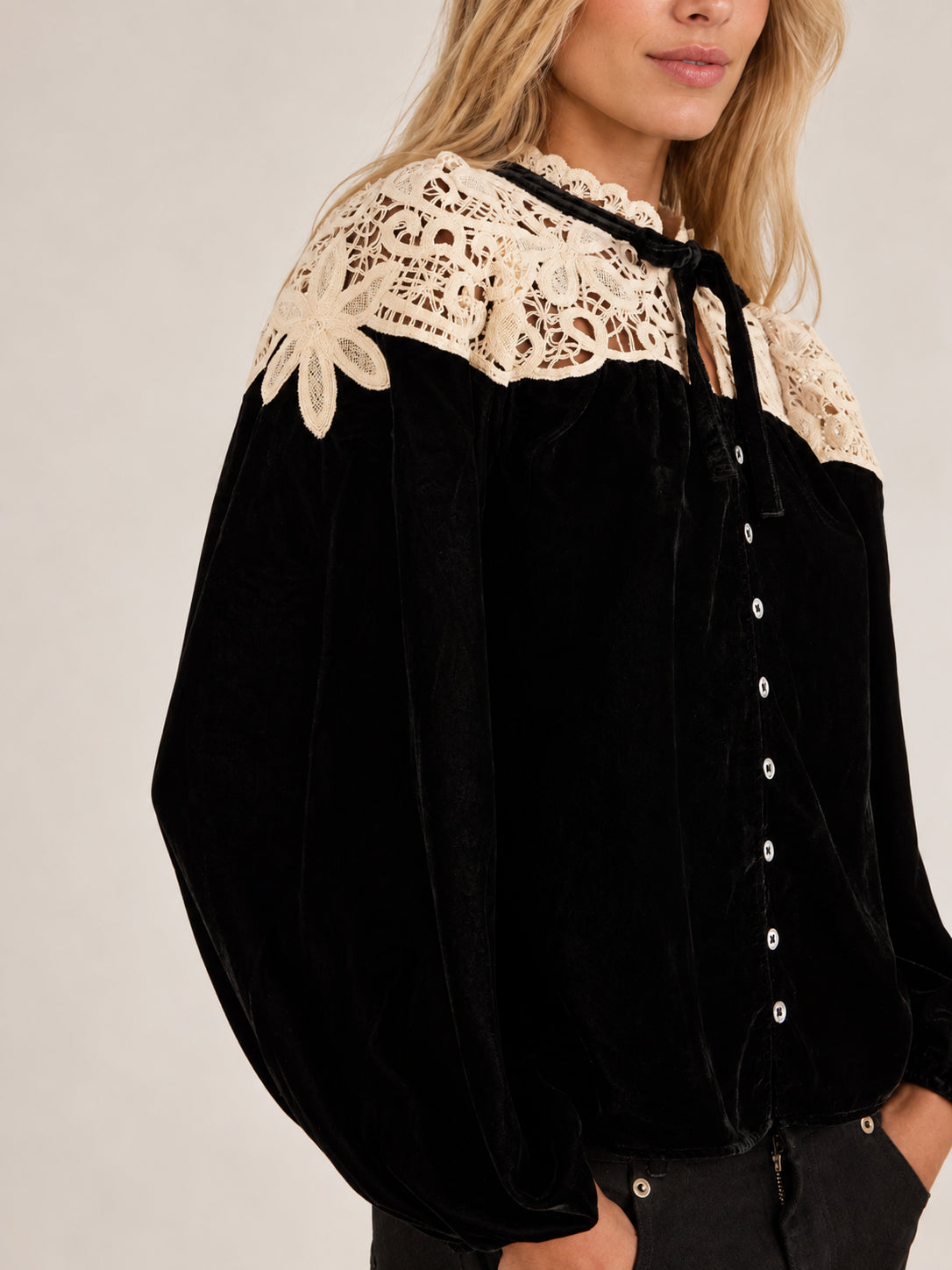 SEA New York,  Blusa di Velluto e  Pizzo con Fiocco Shiloh