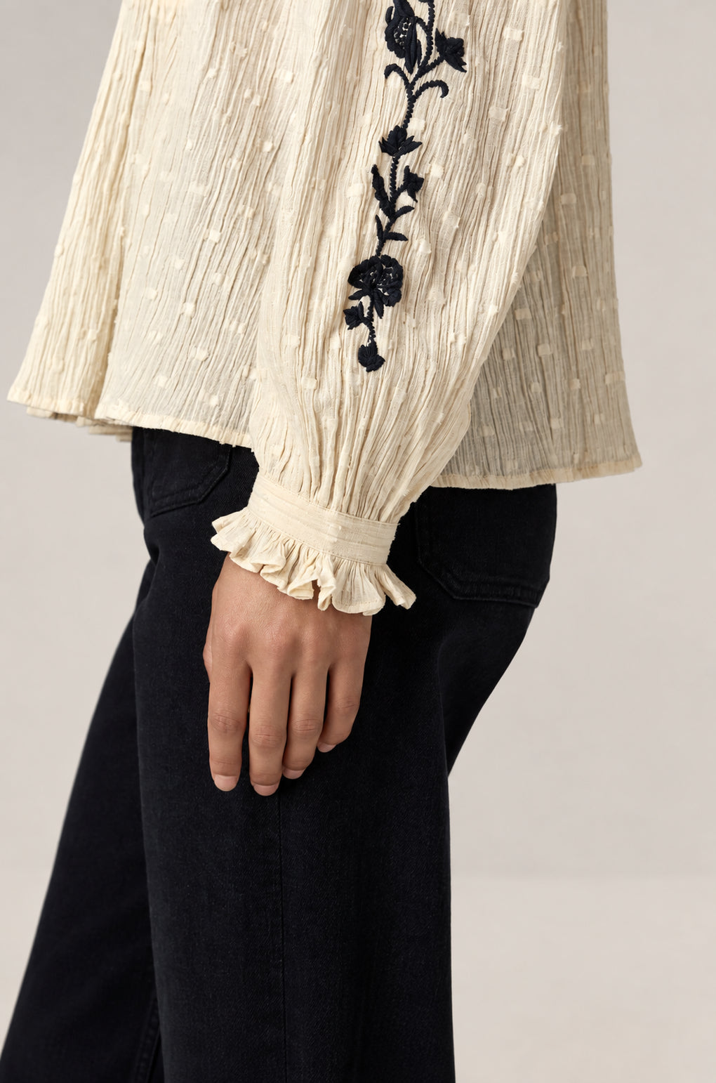 Maison Hotel, Blusa Avorio con Ricami a Contrasto Morfeo