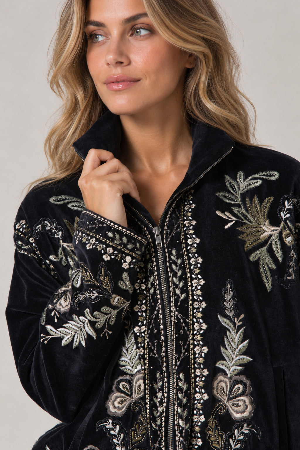 Scarlett Poppies, Bomber Corto  in Velluto Nero e Ricami a Mano