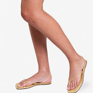TKEES, Infradito in Pelle Oro con Cinturino Millie Square Toe
