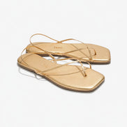 TKEES, Infradito in Pelle Oro con Cinturino Millie Square Toe