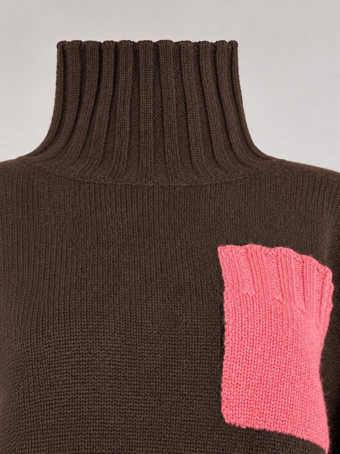 Inland, Maglione collo alto bicolore in cashmere con taschino