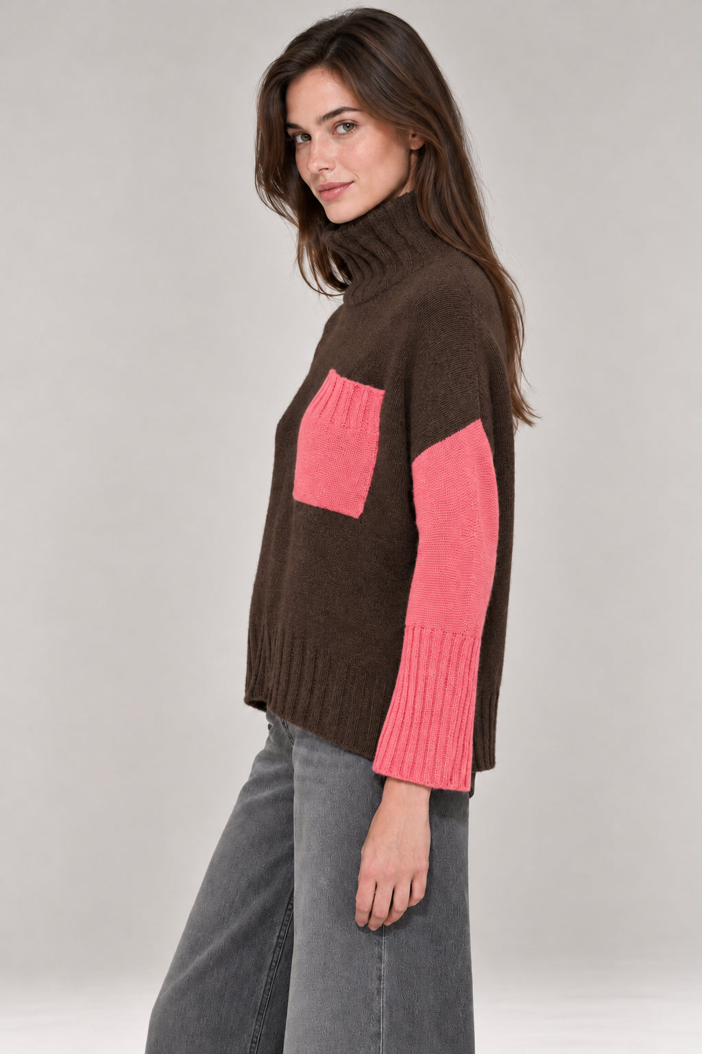 Inland, Maglione collo alto bicolore in cashmere con taschino
