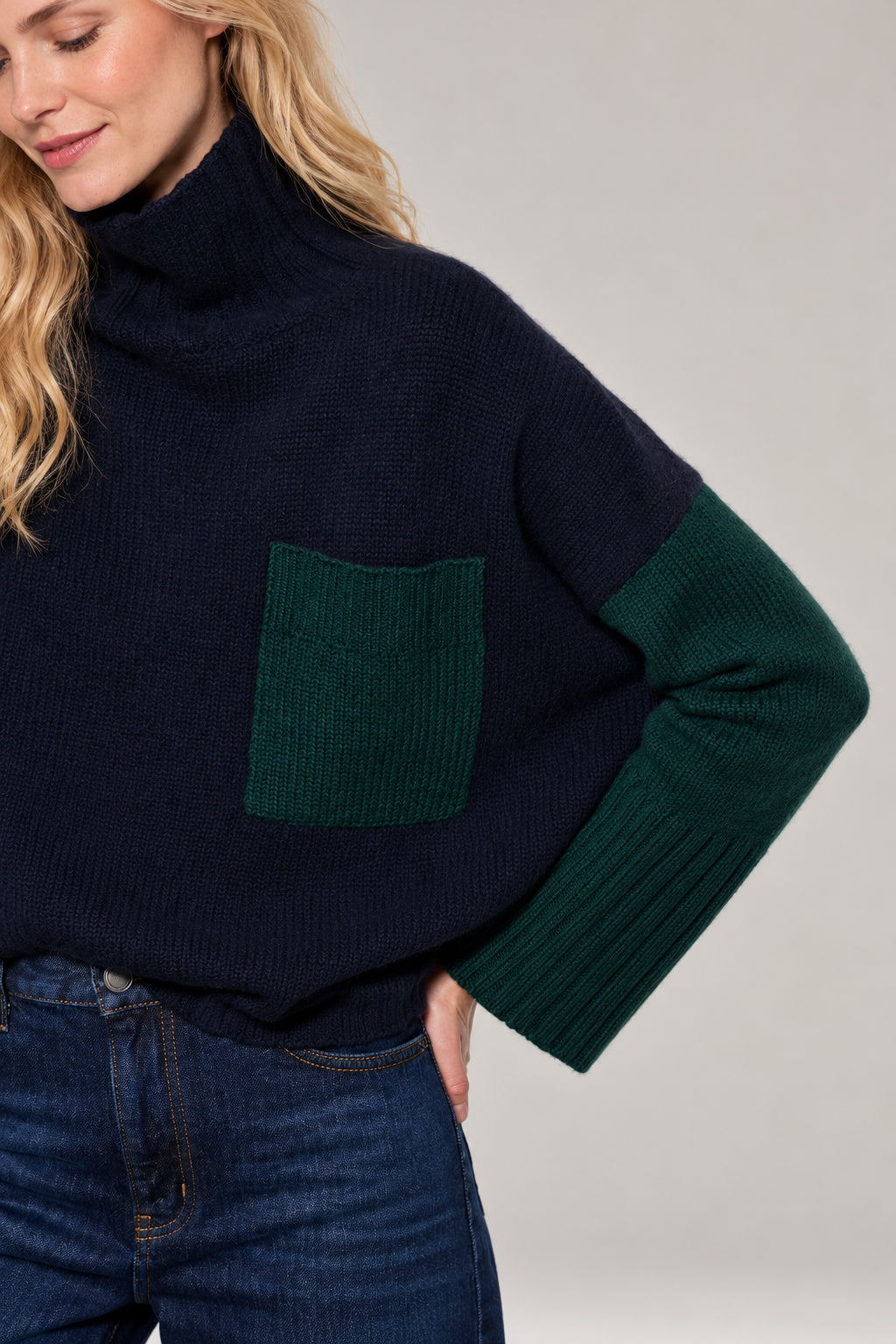 Inland, Maglione collo alto bicolore in cashmere con taschino