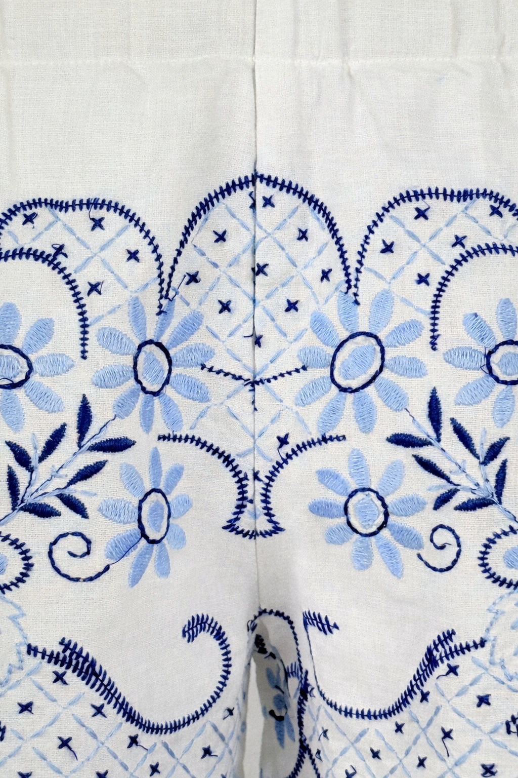 Orsina, Short Con Ricami Motivo Fiori Blu