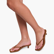 TKEES, Infradito in Suede con Tacco Julia Square Toe