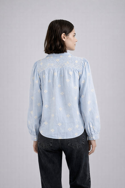 Camicia azzurra a Righe Sottili con Ricami e Punto Smoke Maison Hotel