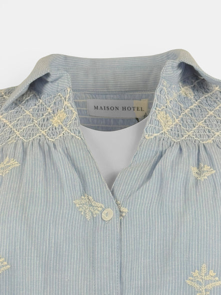 Camicia azzurra a Righe Sottili con Ricami e Punto Smoke Maison Hotel